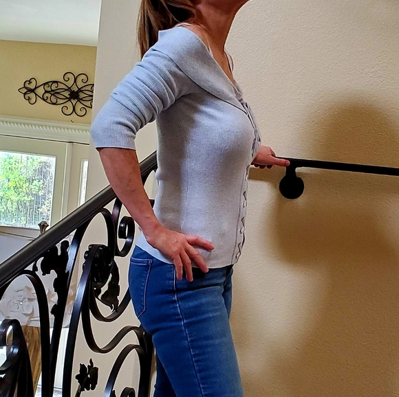 Guess cold shoulder top - Picture 2 of 4